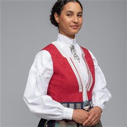 Broderi på skjorte til Nordmørsbunad